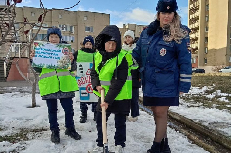 Юные помощники старооскольских автоинспекторов засыпали песком небезопасную горку.