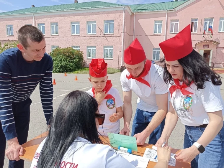 «Папа, мама, я – ЮИДовцев семья».